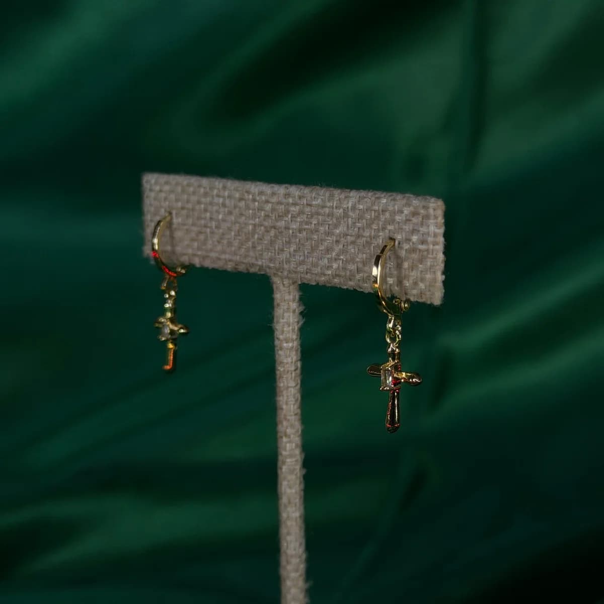 Aretes Largos con Cruz de Chapa de Oro 18k — vista 2
