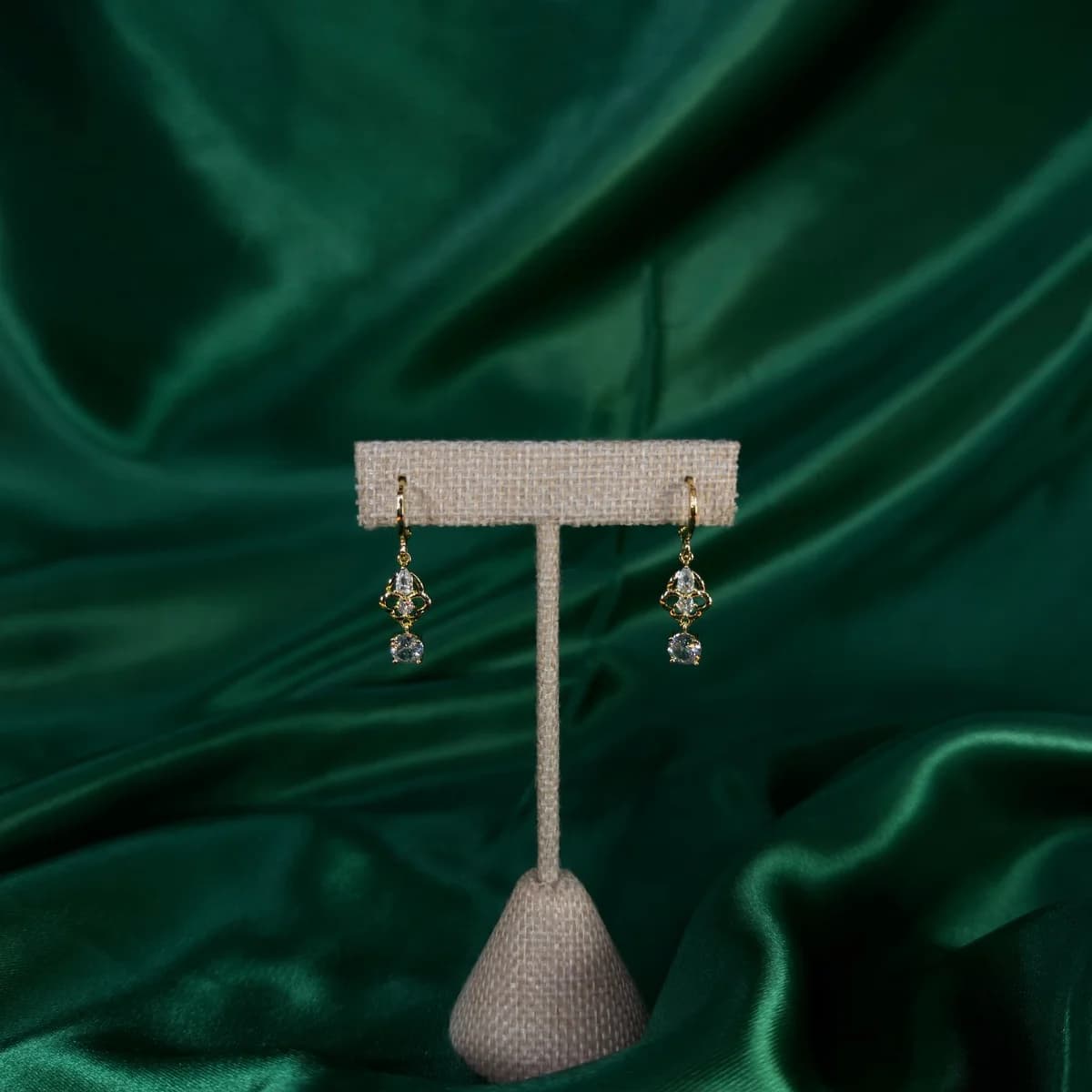 Aretes Largos con Diseño Geométrico en Chapa de Oro 18k — vista 2
