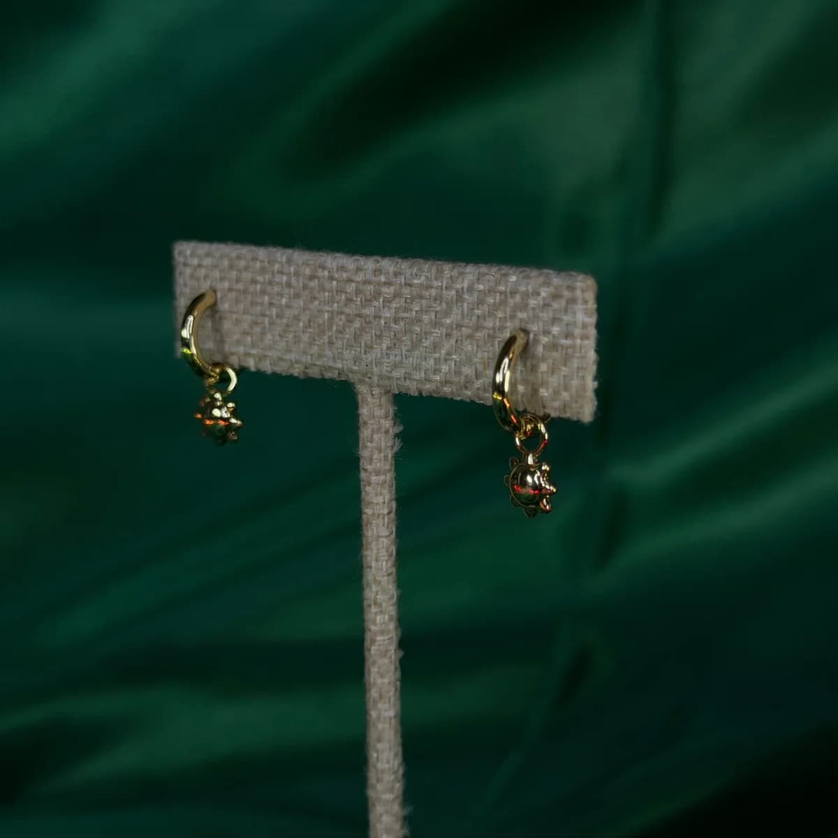 Aretes Largos con Diseño de Flor en Chapa de Oro 18k — vista 2