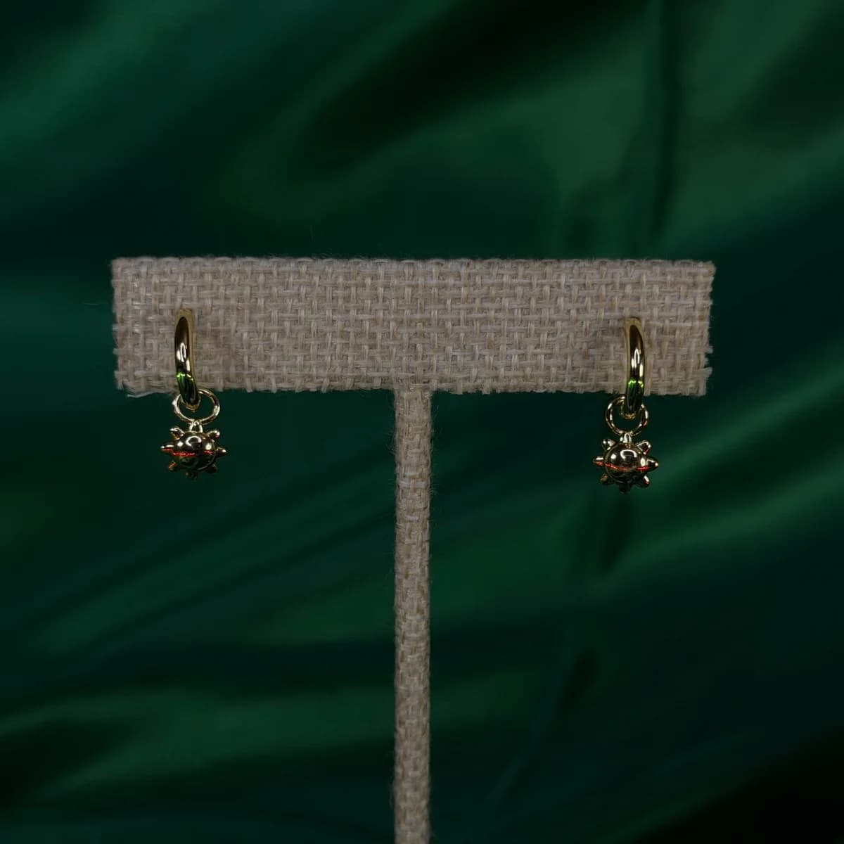 Aretes Largos con Diseño de Flor en Chapa de Oro 18k