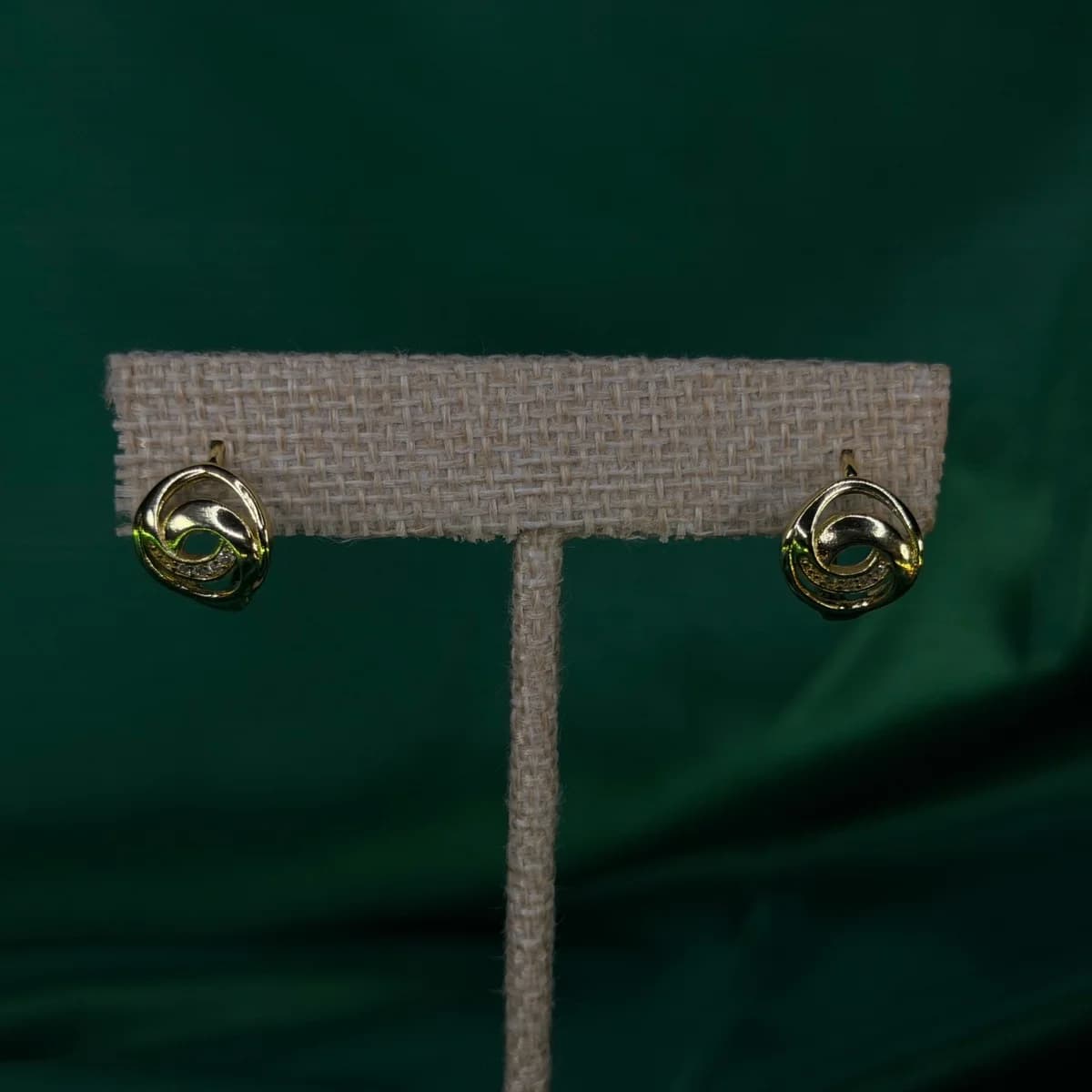Arracadas Clásicas con Baño de Chapa de Oro 18k — vista 2
