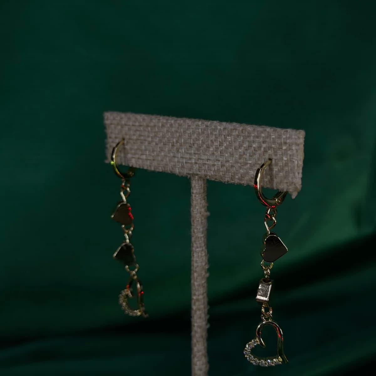 Aretes Largos con Detalle Geométrico en Chapa de Oro 18k — vista 2