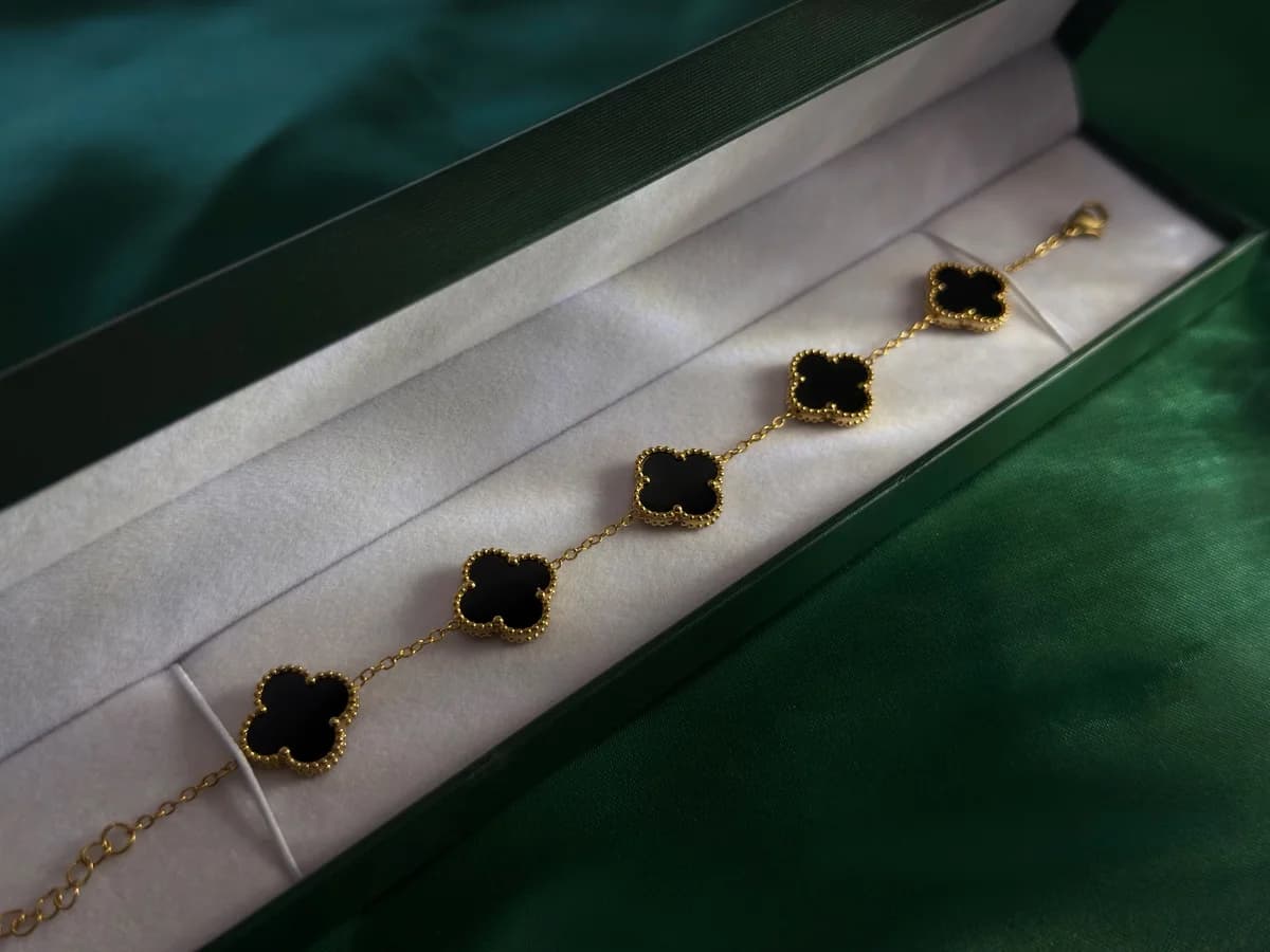 Pulsera Trébol Negro en Cadena Dorada y Acero
