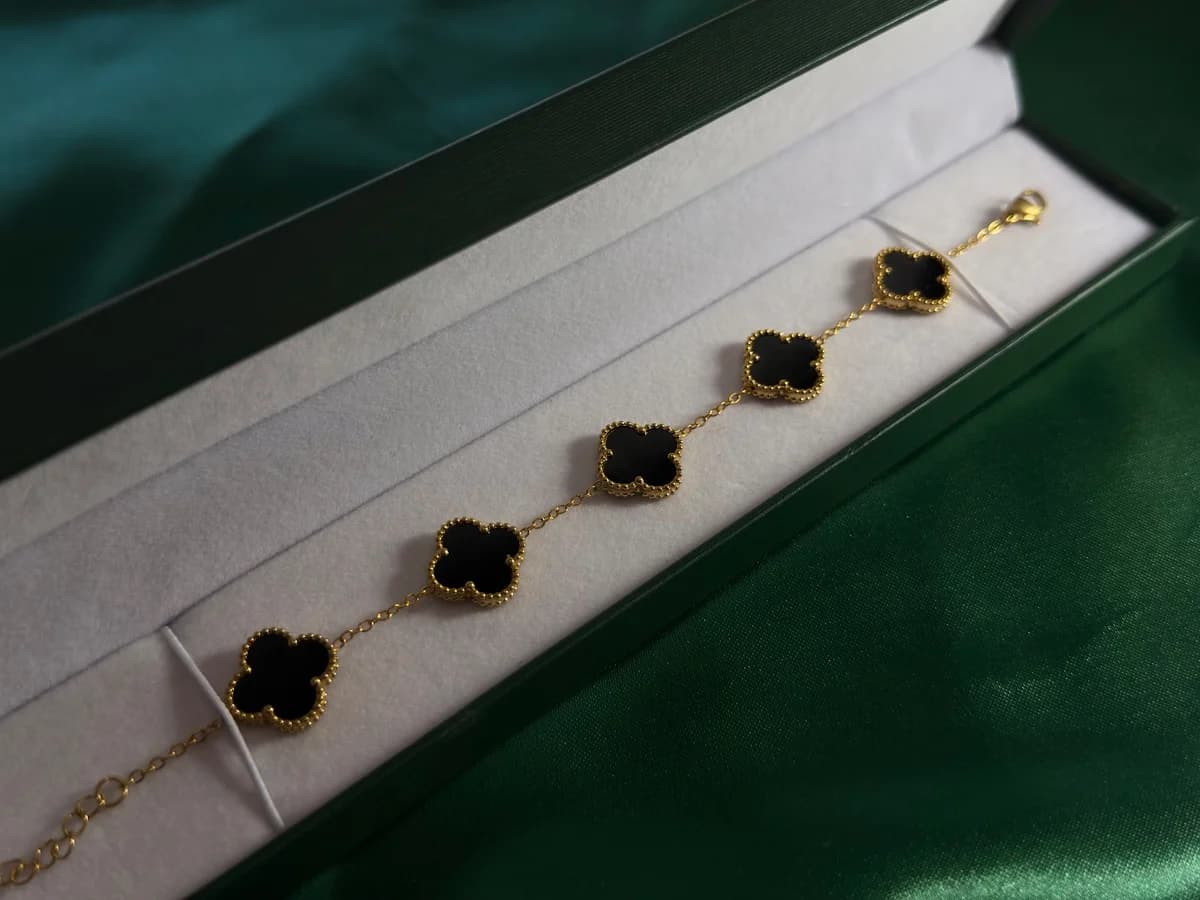 Pulsera Trébol Negro en Cadena Dorada y Acero — vista 3