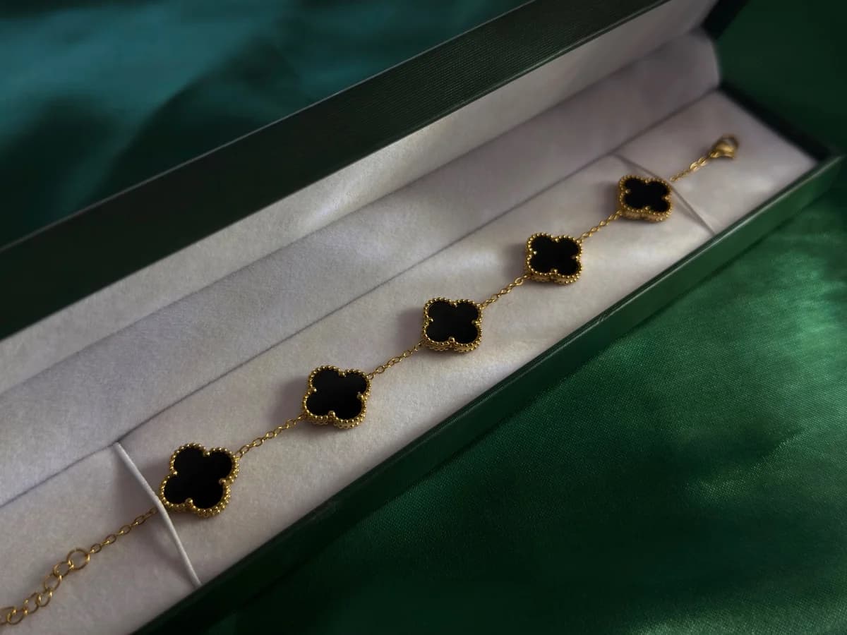 Pulsera Trébol Negro en Cadena Dorada y Acero — vista 2