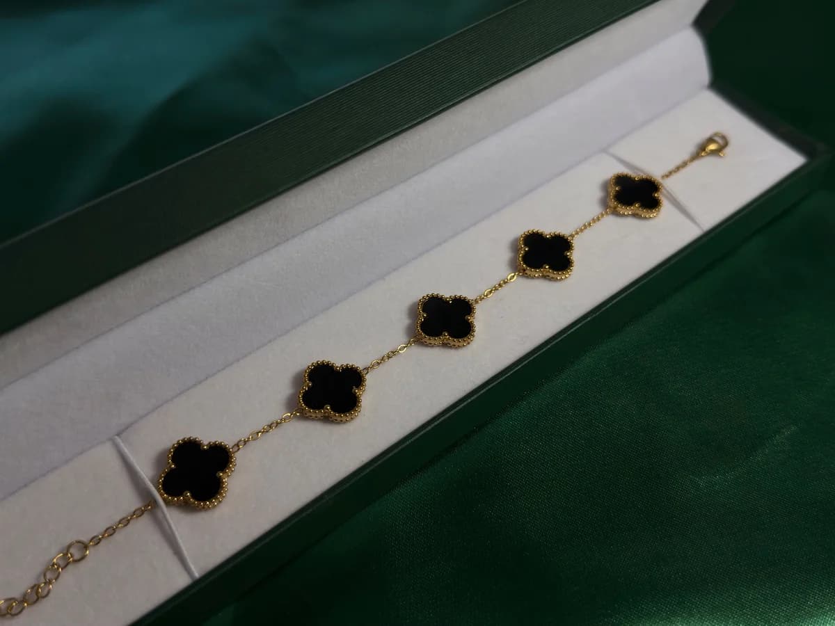 Pulsera Trébol Negro en Cadena Dorada y Acero — vista 4