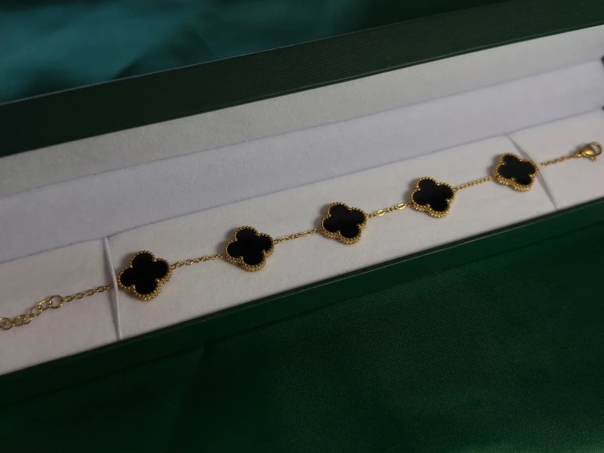 Pulsera Trébol Negro en Cadena Dorada y Acero — vista 5