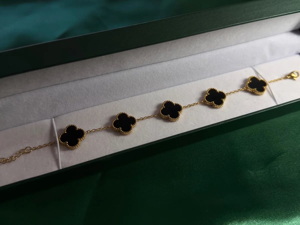 Pulsera Trébol Negro en Cadena Dorada y Acero — vista 6