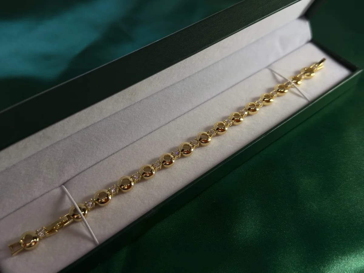 Pulsera Dorada en Chapa de Oro con Encantos