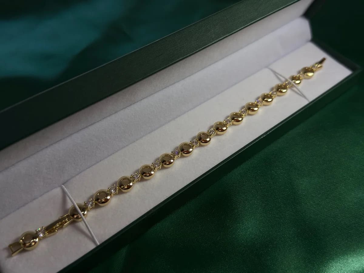 Pulsera Dorada en Chapa de Oro con Encantos — vista 3