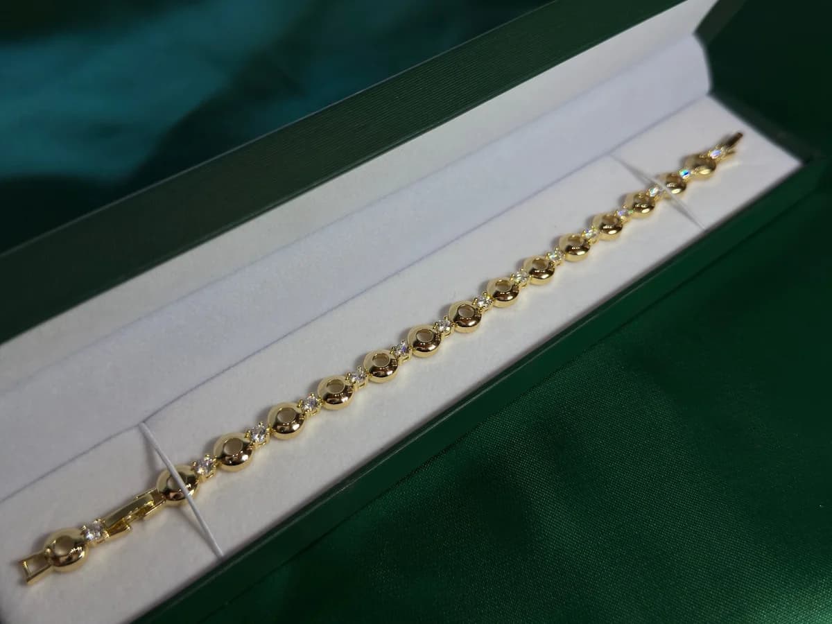 Pulsera Dorada en Chapa de Oro con Encantos — vista 4