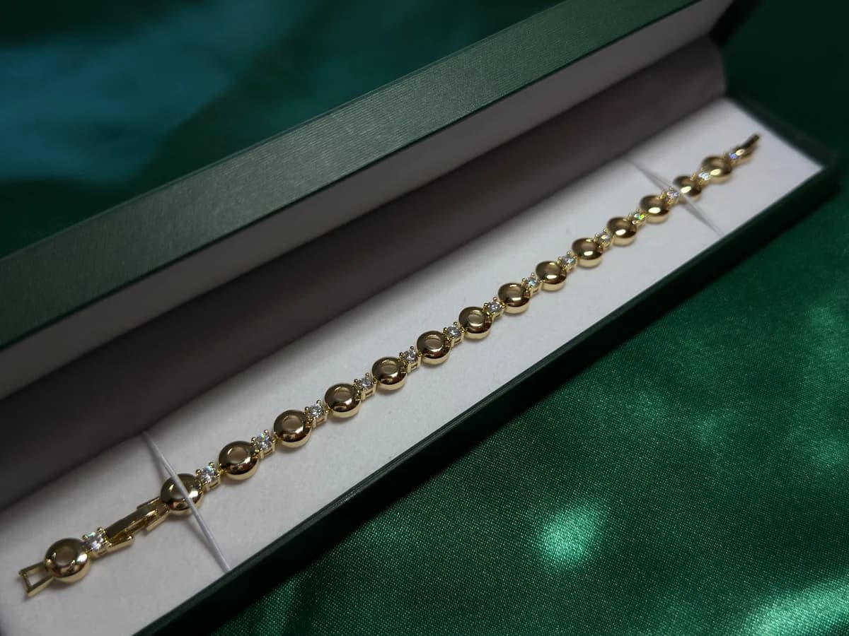 Pulsera Dorada en Chapa de Oro con Encantos — vista 5