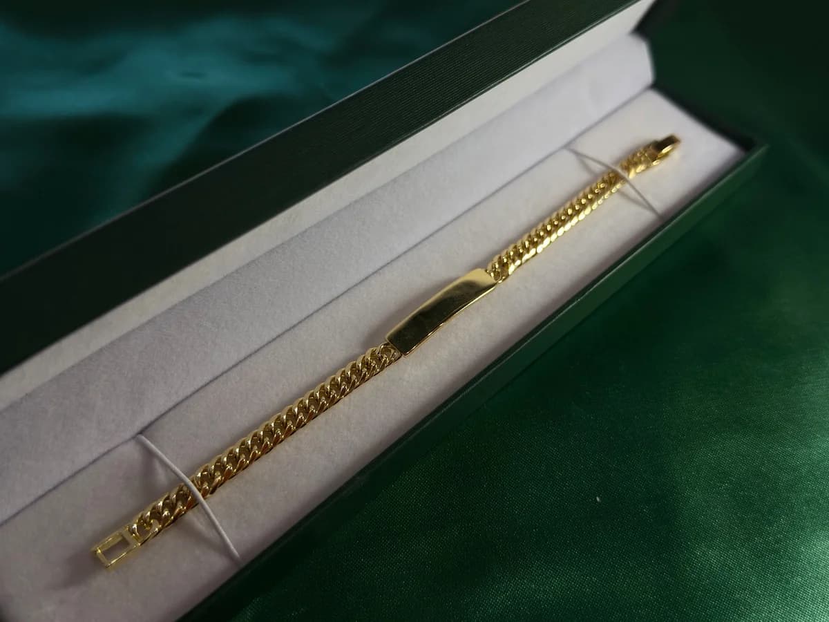 Pulsera Tipo Cubana con Placa en Chapa de Oro 18k