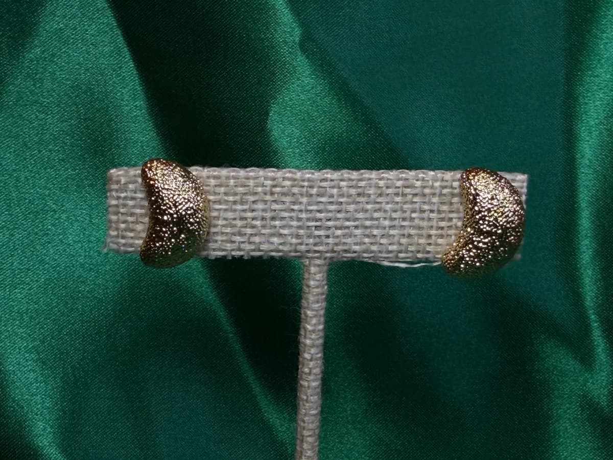 Aretes Lunas Texturizados en Chapa de Oro 18k