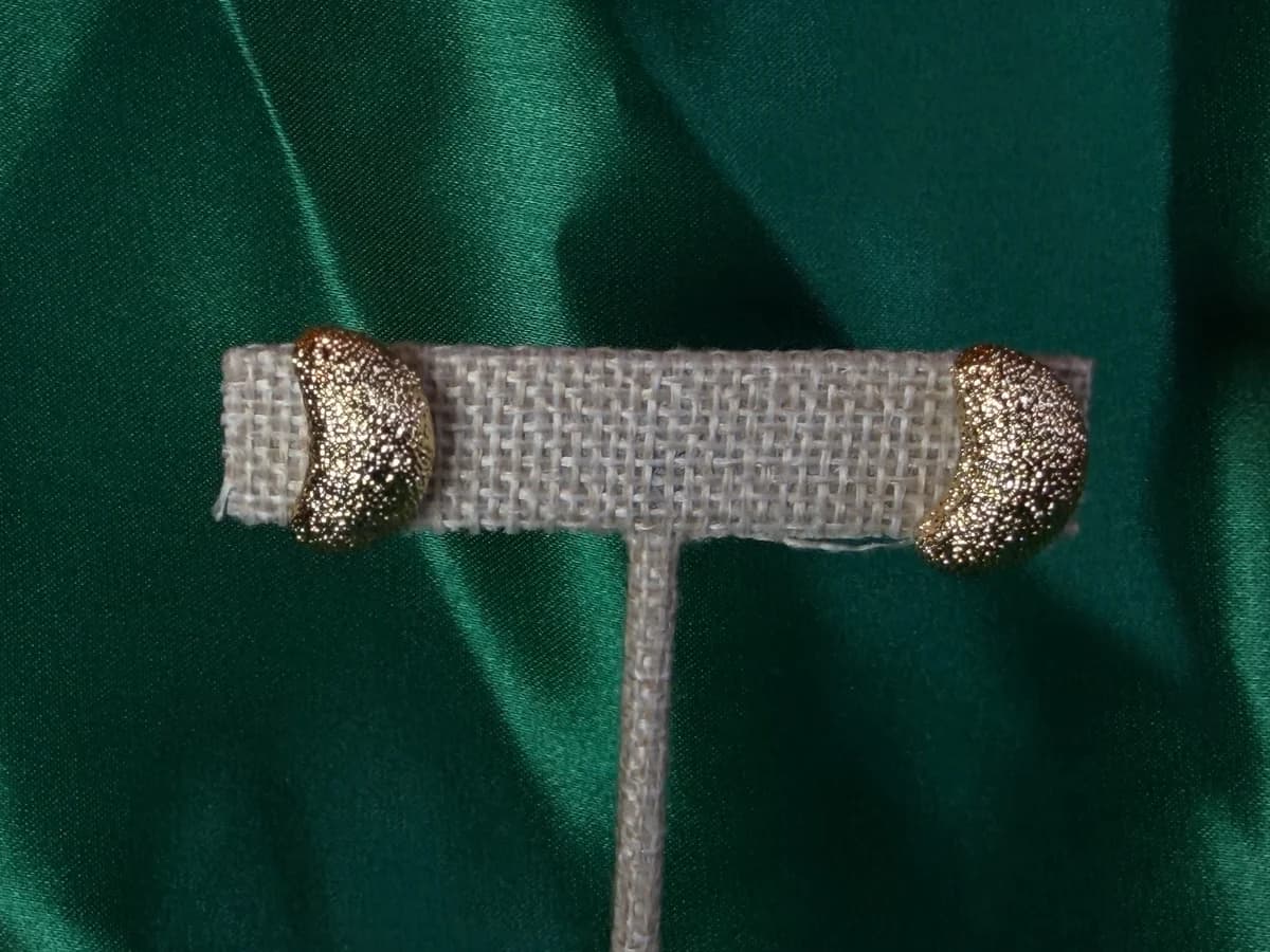 Aretes Lunas Texturizados en Chapa de Oro 18k — vista 4