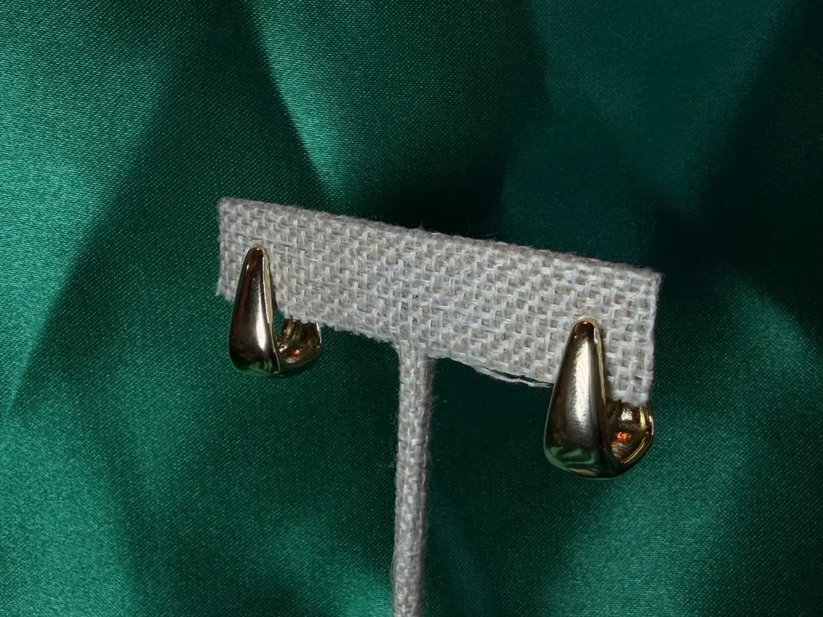 Aretes Concha Dorada Brillante en Chapa de Oro