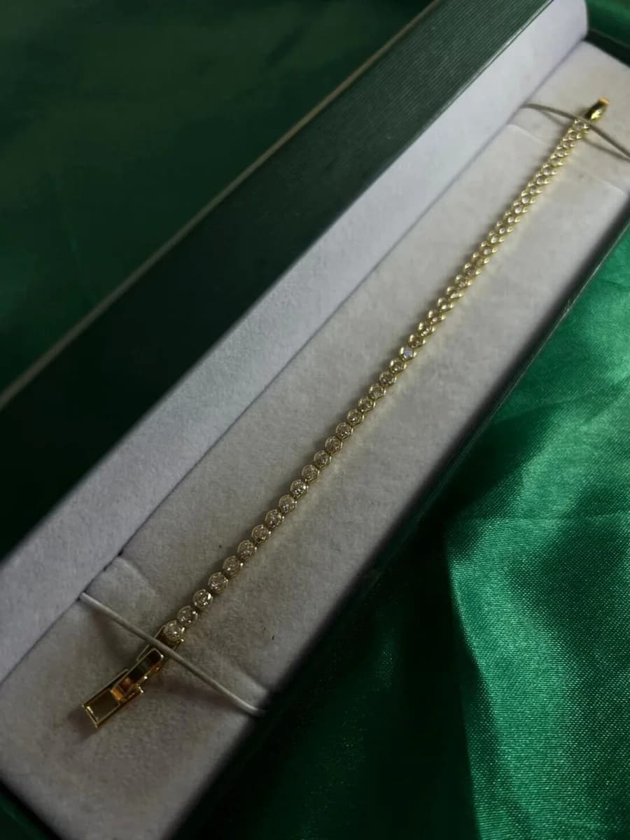 Pulsera Delgada con Circonias Redondas con Bisel en Chapa de Oro 18k