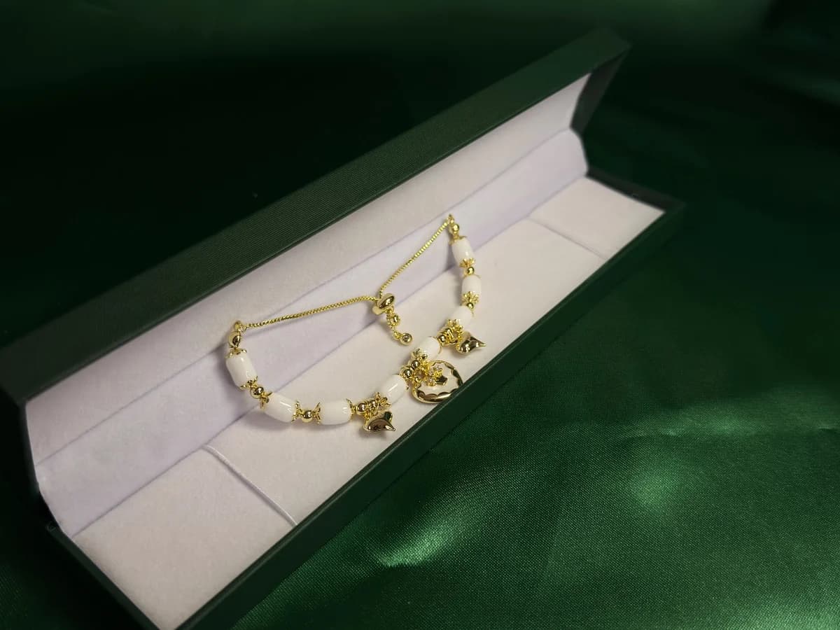 Pulsera Tubitos Blancos y Dijes Corazón en Chapa de Oro 18k — vista 2