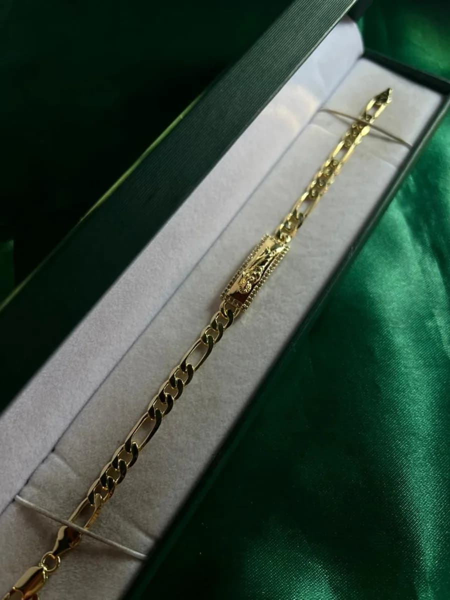 Pulsera Eslabón Fígaro con Placa Grabada en Chapa de Oro 18k