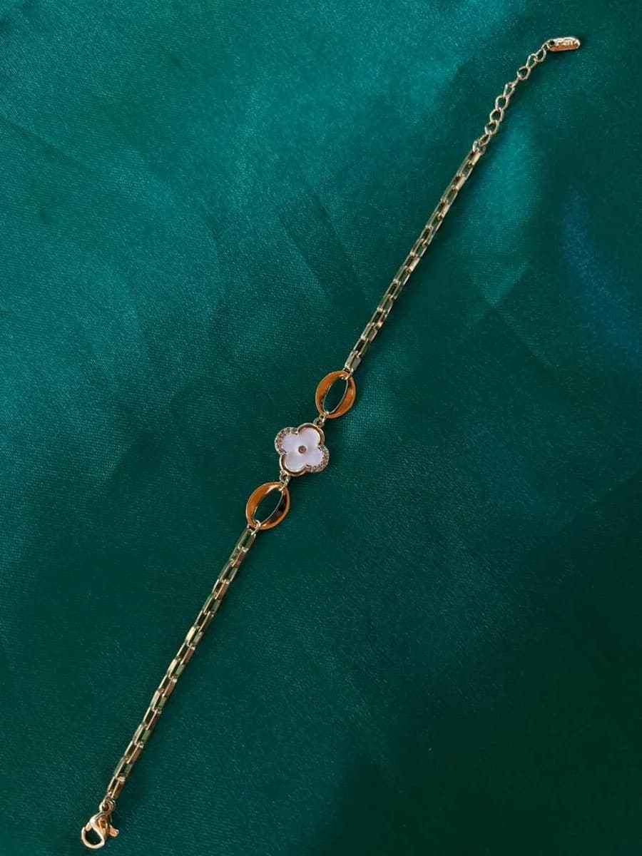 Pulsera Trébol Central con Eslabones Geométricos Chapa de Oro 18k — vista 3