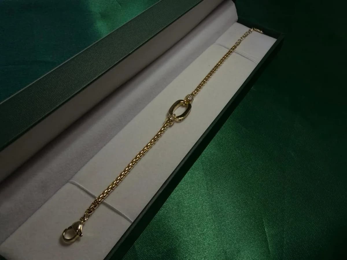 Pulsera Dije Ovalado Central en Chapa de Oro 18k
